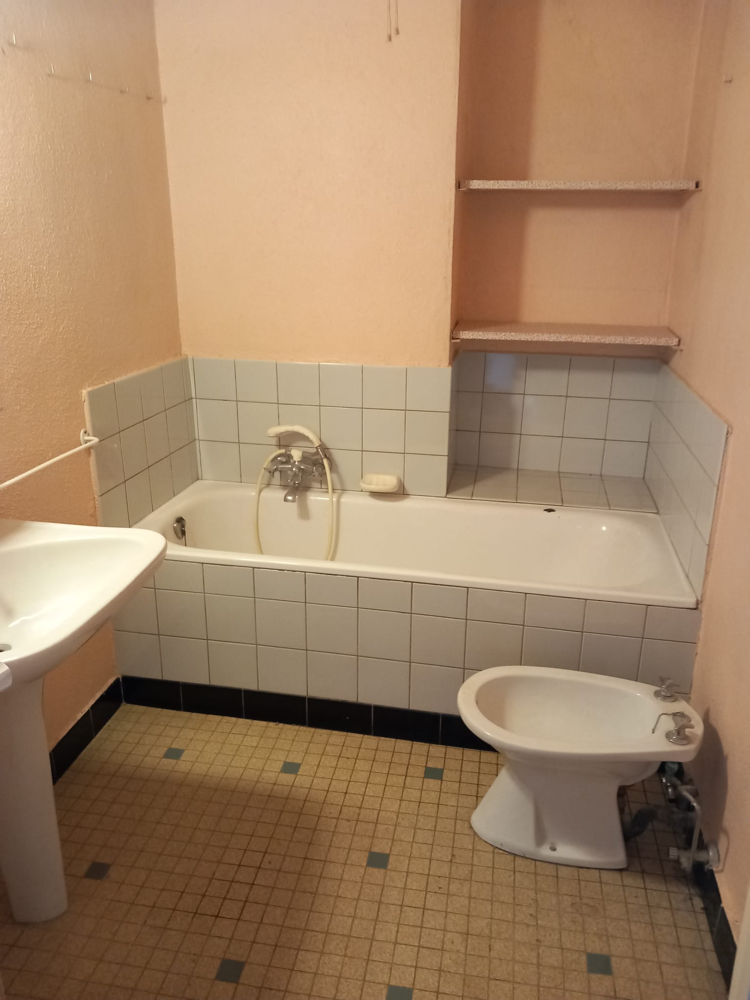 Badkamer na ontruiming - leeg en schoon opgeleverd door Huisleegmakers