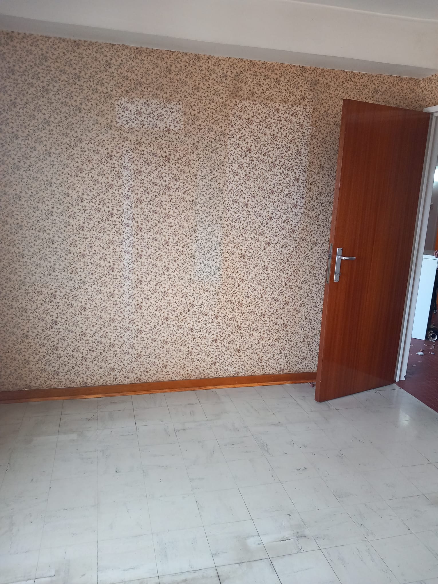 Slaapkamer na ontruiming - volledig leeggeruimd en bezemschoon opgeleverd