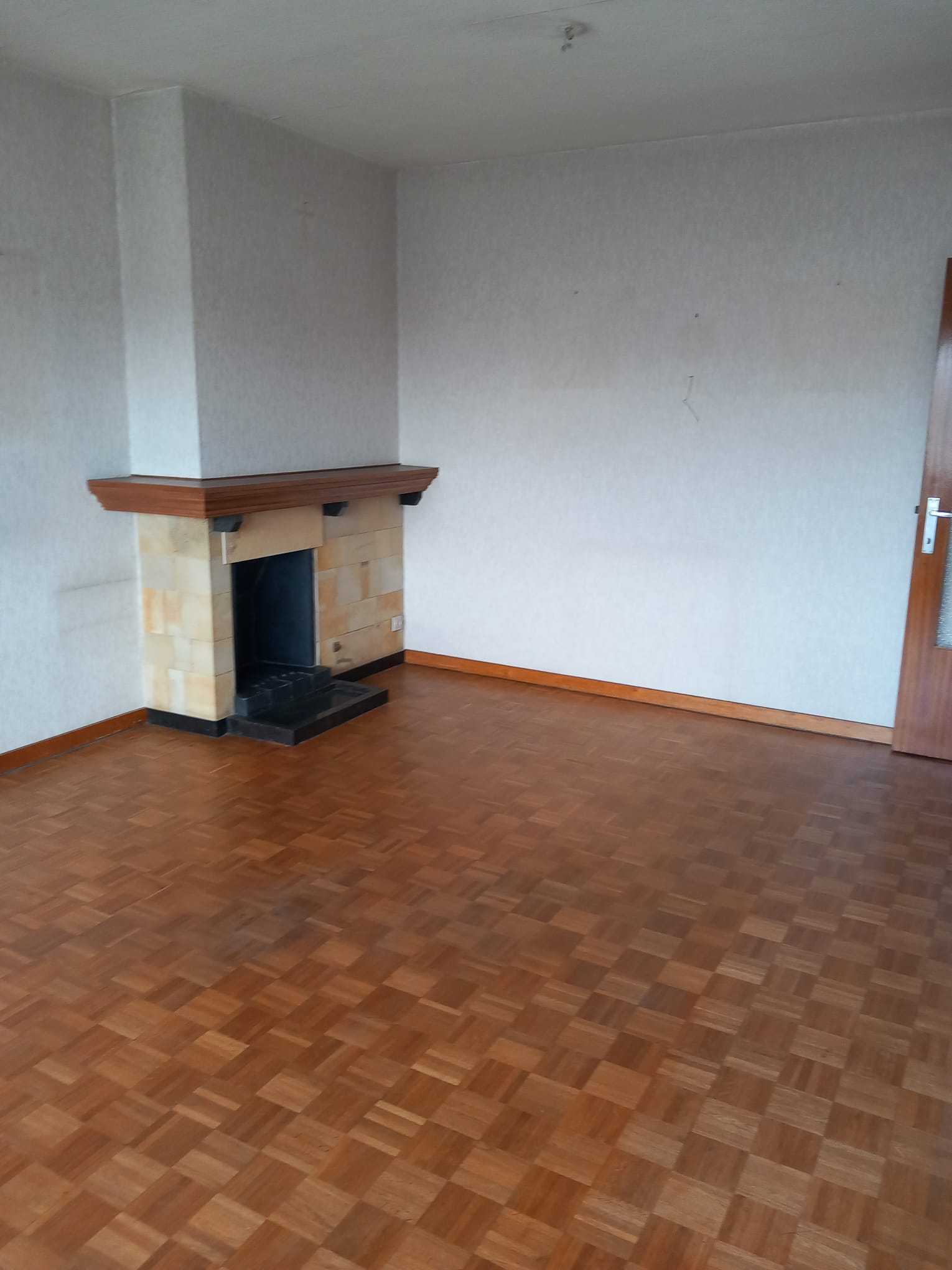 Woonkamer na ontruiming - volledig leeg en bezemschoon opgeleverd door Huisleegmakers