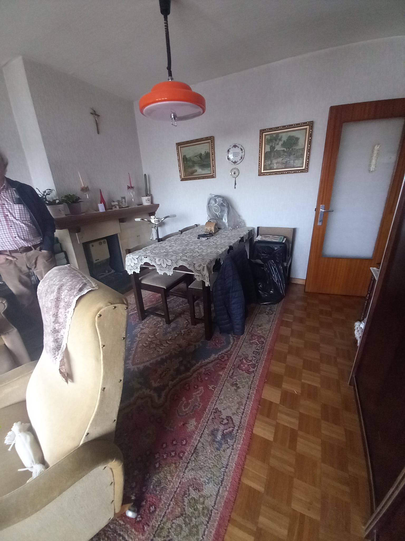 Woonkamer voor ontruiming - vol met meubels, tapijt en persoonlijke spullen