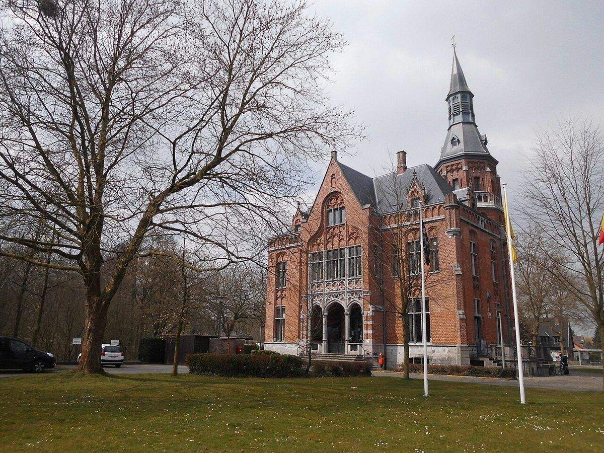 Voormalig gemeentehuis van Mariakerke (Kasteel Van Tieghem de ten Berghe) - woningontruiming door Huisleegmakers